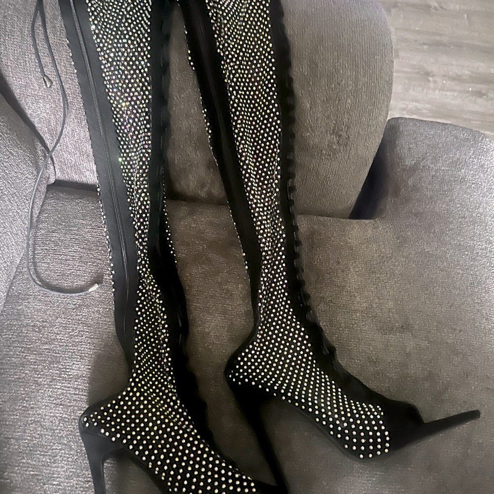 Brand new women’s thigh-hi stilettos boots.